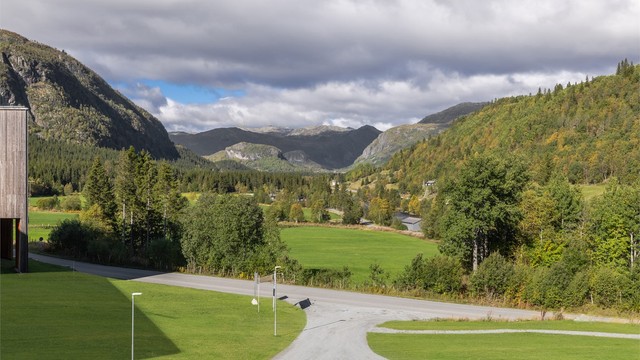Fra eiendommen går det en gangvei med gatebelysning til sentrum, som ligger cirka 1,5 km unna.