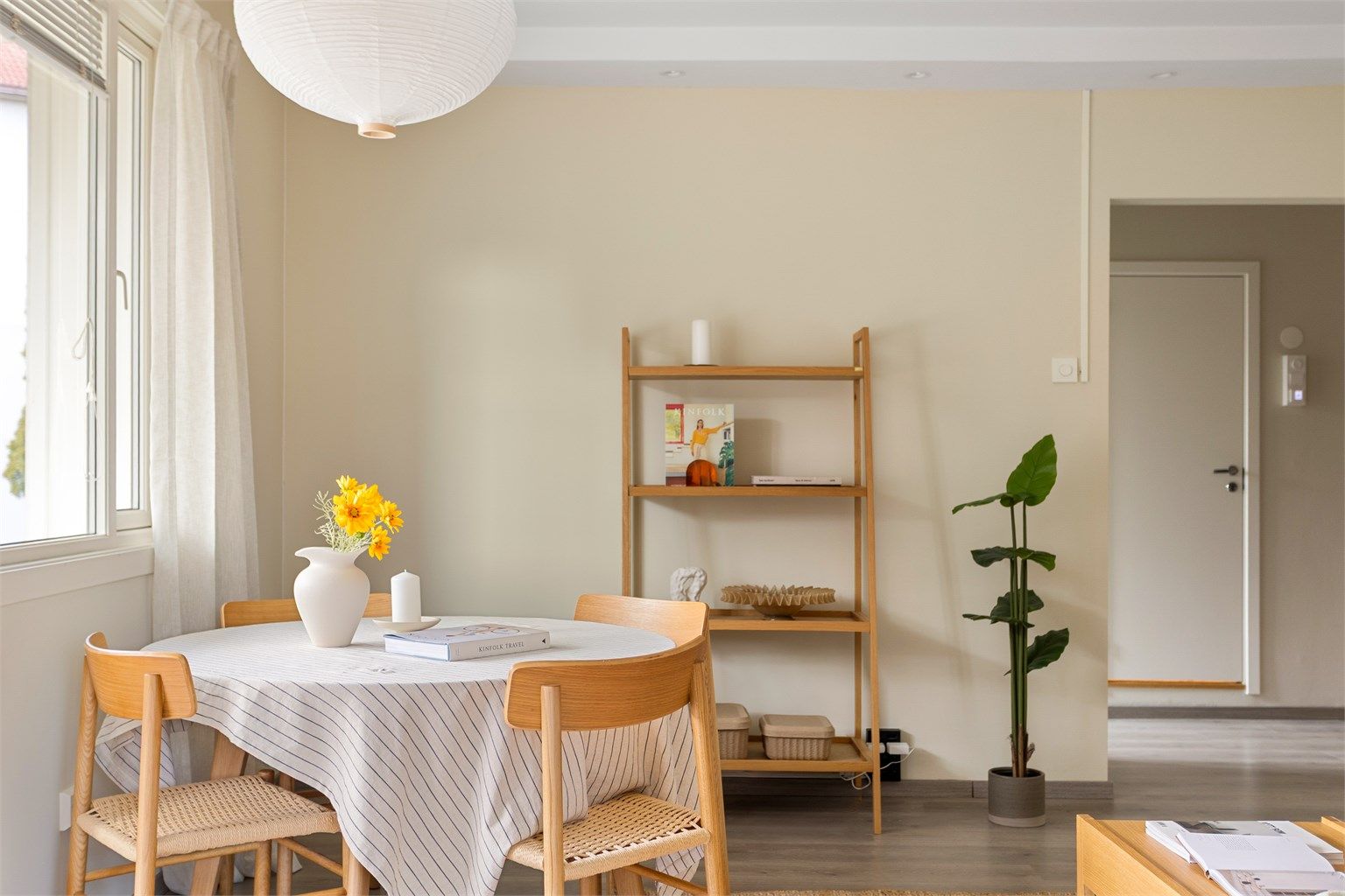 Takhøyden på 2,58 meter bidrar til en luftig og god romfølelse i stuen.