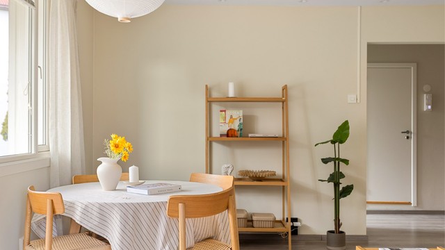 Takhøyden på 2,58 meter bidrar til en luftig og god romfølelse i stuen.