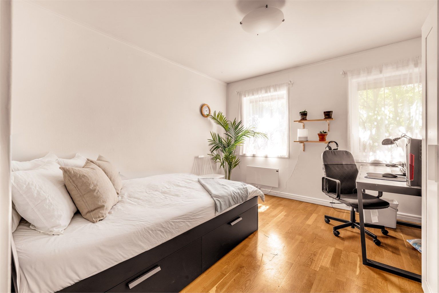 Soverom nummer to er også av god størrelse og har to store vinduer vendt mot bakhagen.