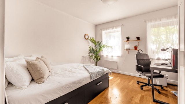 Soverom nummer to er også av god størrelse og har to store vinduer vendt mot bakhagen.