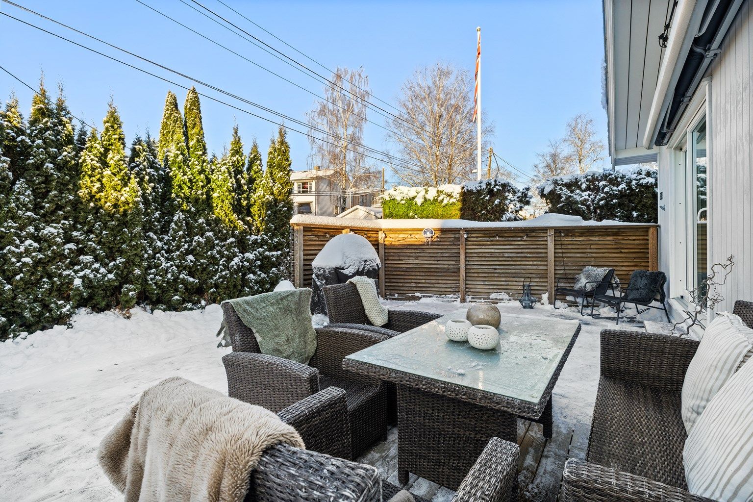 Familiebolig, sentralt på Nordstrand, over to plan med egen inngang i kjeller og carport. Solrikt og skjermet. 