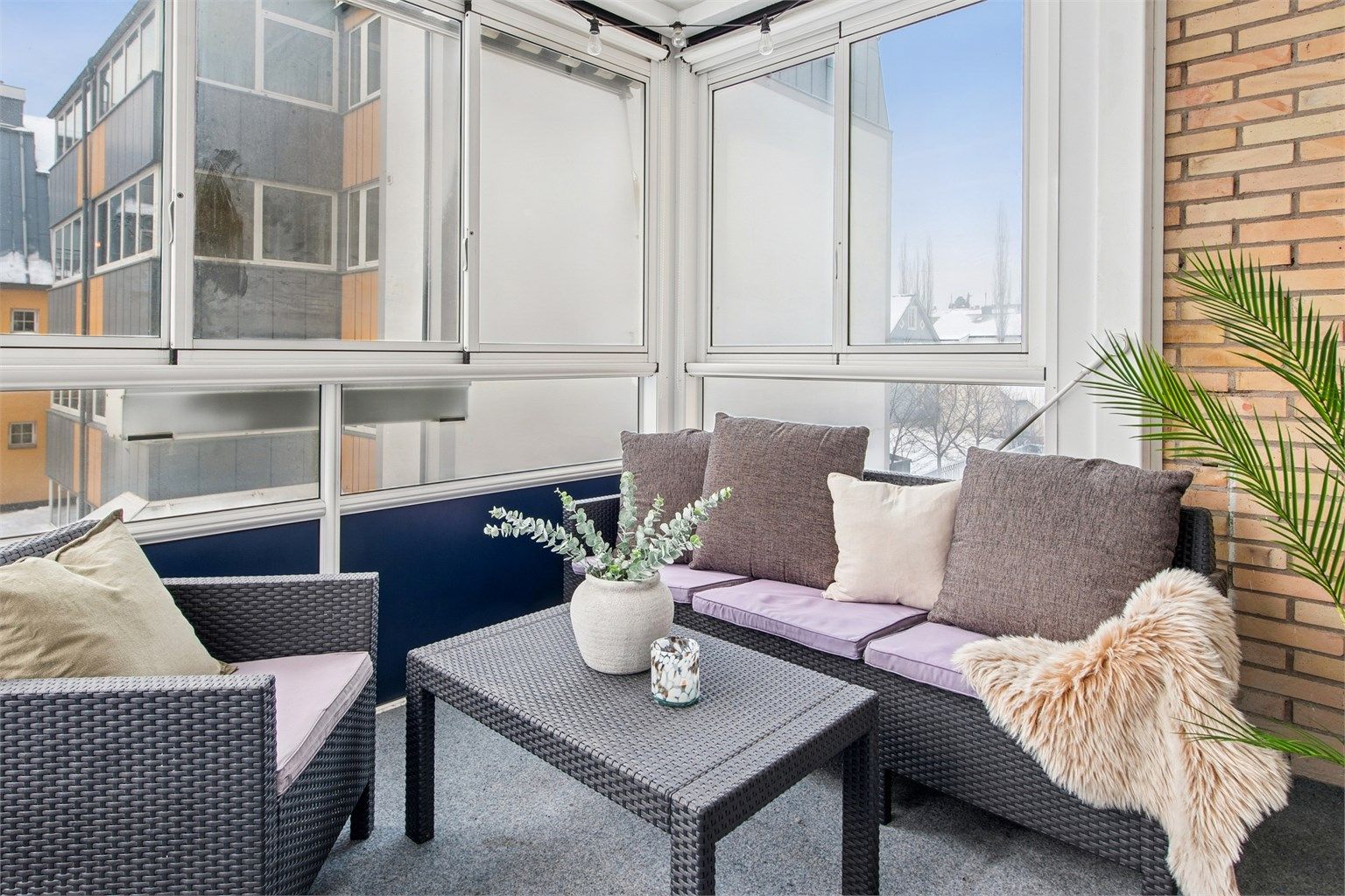 Fra stuen er det adkomst ut til den vest-vendte balkongen som vender fint inn mot bakgården.