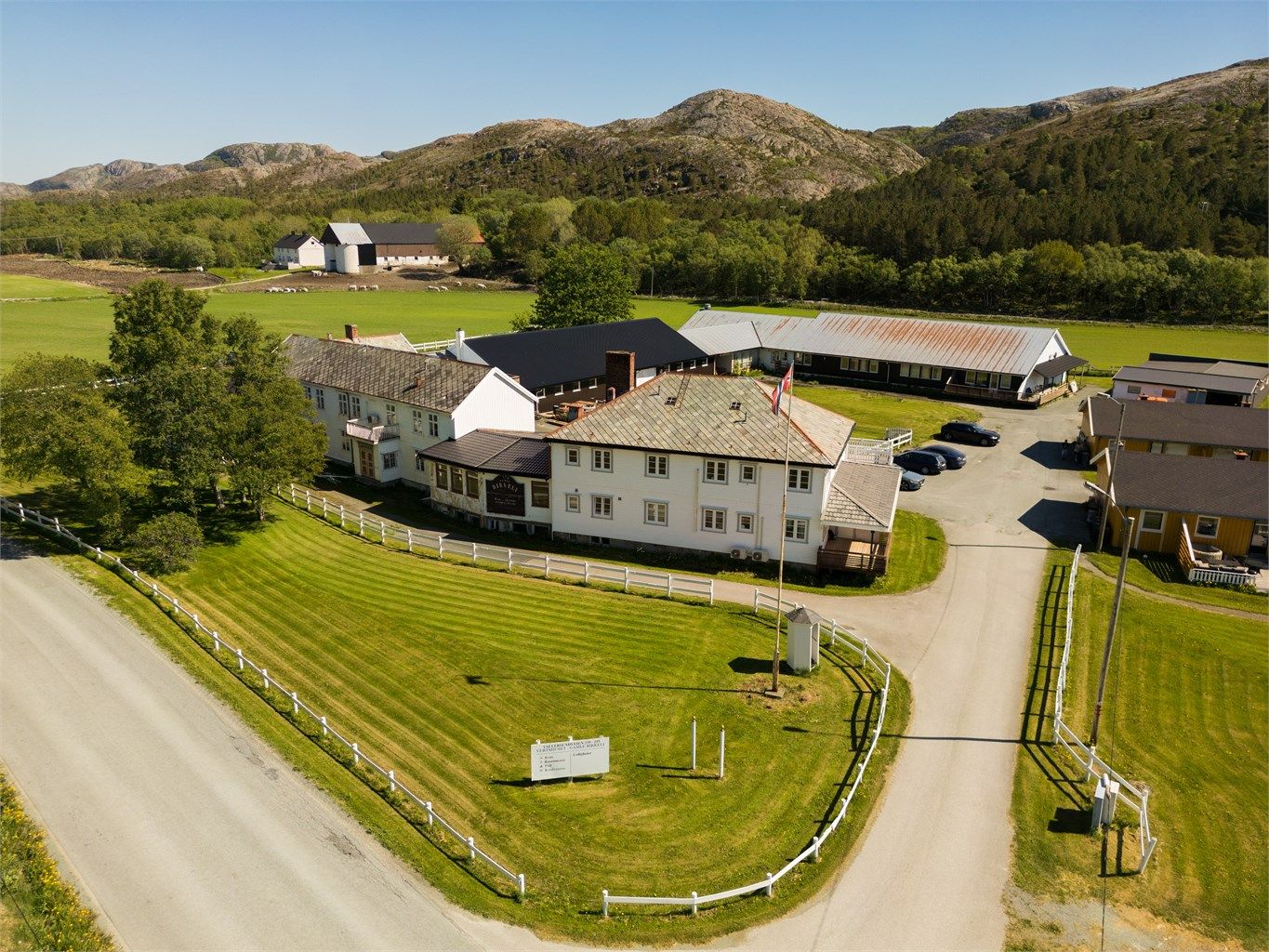 Bygningene består av to hovedbygg, lagerrom, hotelldel, utleieboliger og tilfluktsrom.