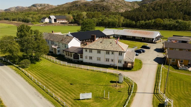 Bygningene består av to hovedbygg, lagerrom, hotelldel, utleieboliger og tilfluktsrom.