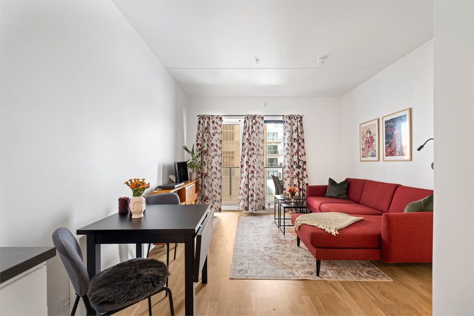 Lyse, malte flater på vegger og i himling gir et nøytralt og godt utgangspunkt.