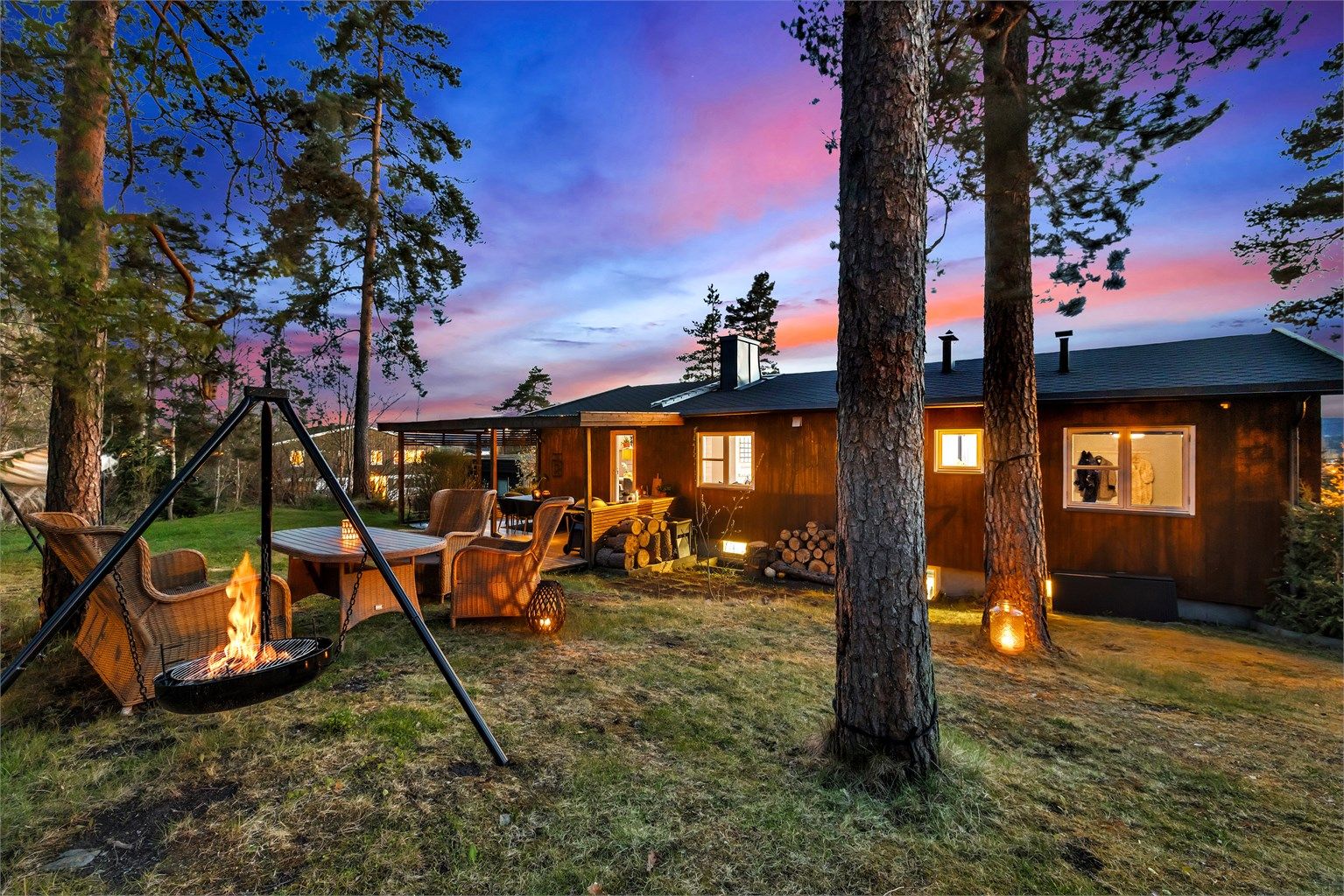 Her får du en stor hage med grøntområder, blomsterbed, hekk, trær og variert beplantning som skaper en innbydende og privat atmosfære.