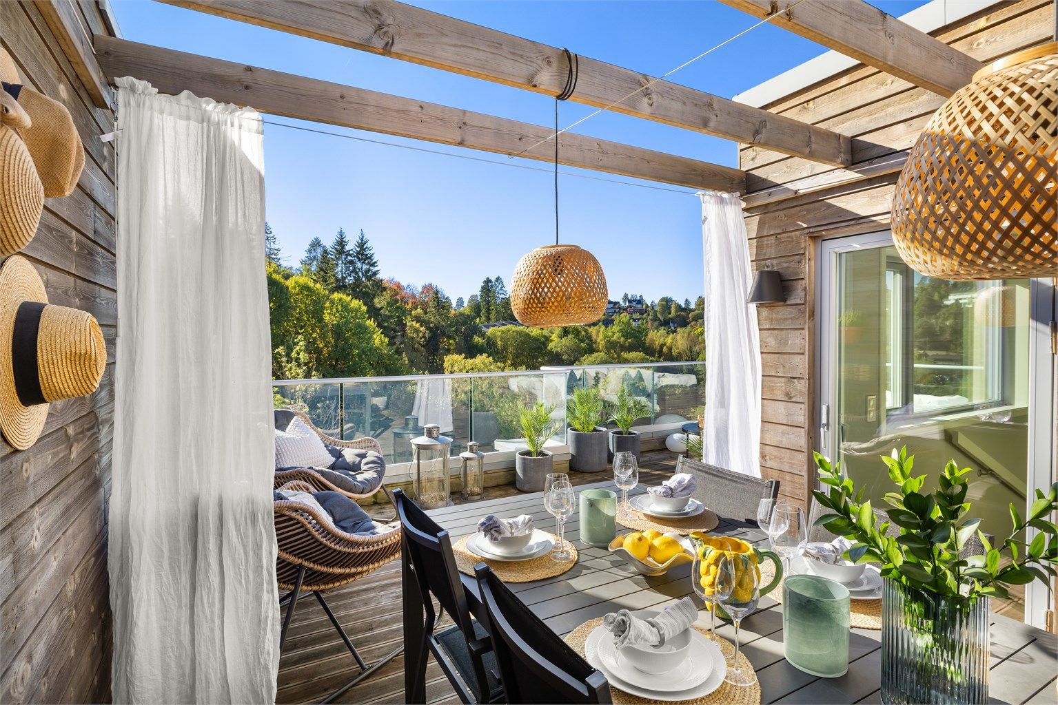 Her kan du tilbringe solrike dager og lune sommerkvelder helt til solen går ned, rundt kl. 21.30 på sommerstid.