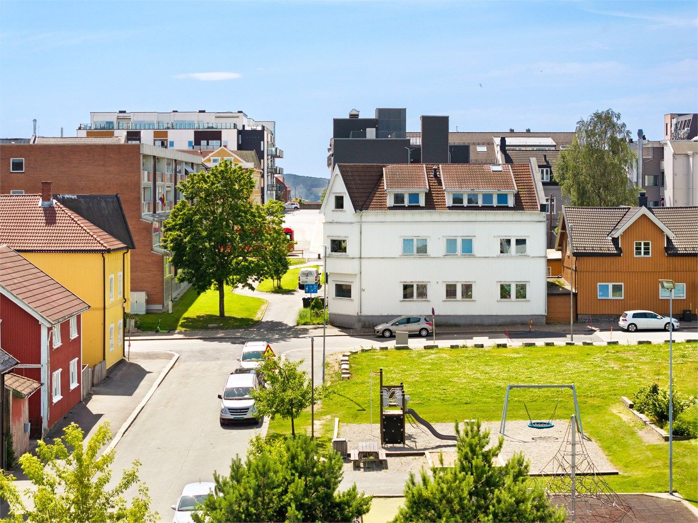 Seksjon 1 i sameiet Oskars gate 26 presenteres av Raymond Bøhn i Krogsveen. Leiligheten ligger i hjørnet av høy første etasje.