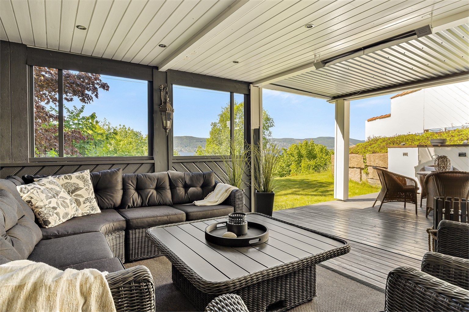 I tilknytning til kjelleren er det en stor, overbygget terrasse på ca. 42 m².