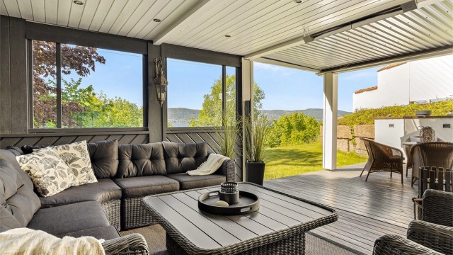 I tilknytning til kjelleren er det en stor, overbygget terrasse på ca. 42 m².