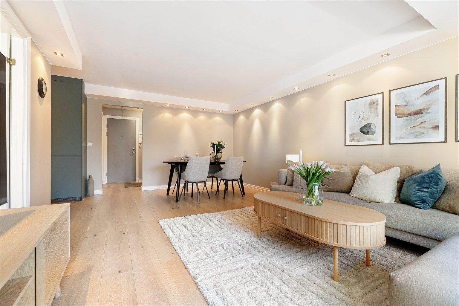 Nedsenkede områder med downlights gir en moderne og behagelig belysning i rommet.