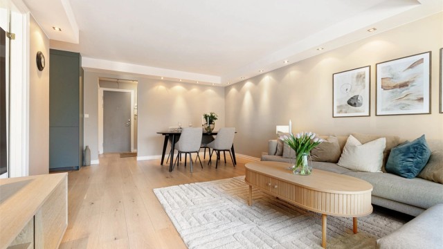 Nedsenkede områder med downlights gir en moderne og behagelig belysning i rommet.