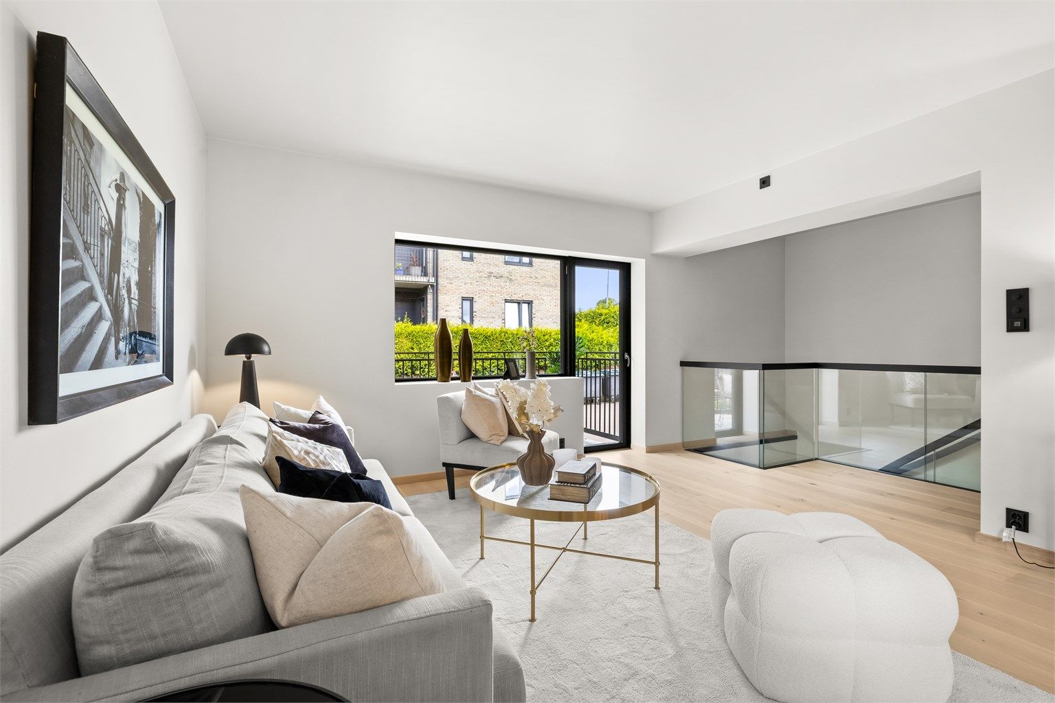 Stue med 1-stavs eikeparkett med gulvvarme og takhøyde på 2,48 meter. Utgang til sydvestvendt balkong på 4 kvm