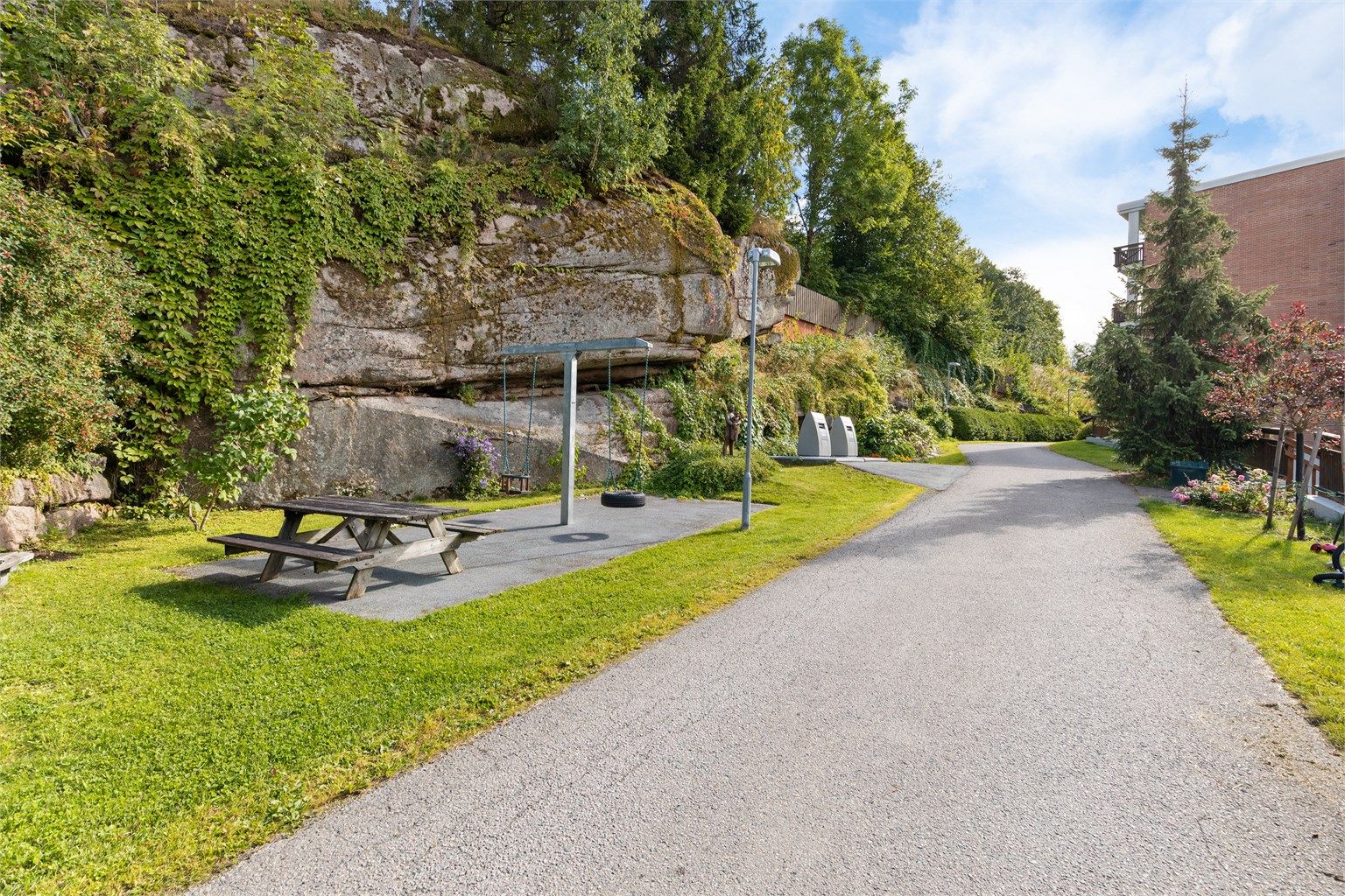 Sameiet er pent opparbeidet og velholdt, og Åmotlia er et svært hyggelig sted å bo.