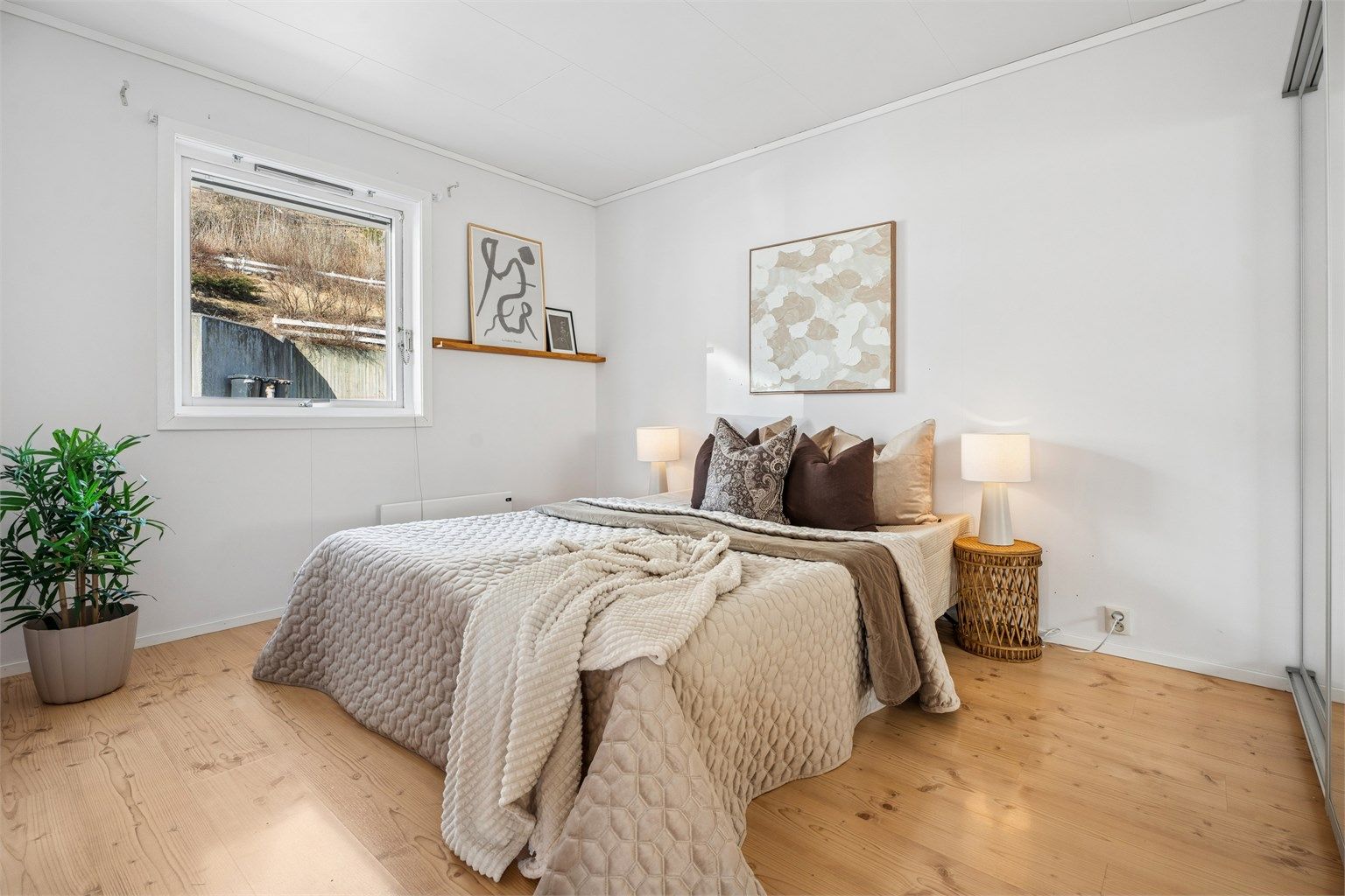 Soverommet i 1. etasje er av god størrelse med rikelig plass til dobbeltseng og garderobeløsning.