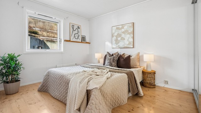 Soverommet i 1. etasje er av god størrelse med rikelig plass til dobbeltseng og garderobeløsning.