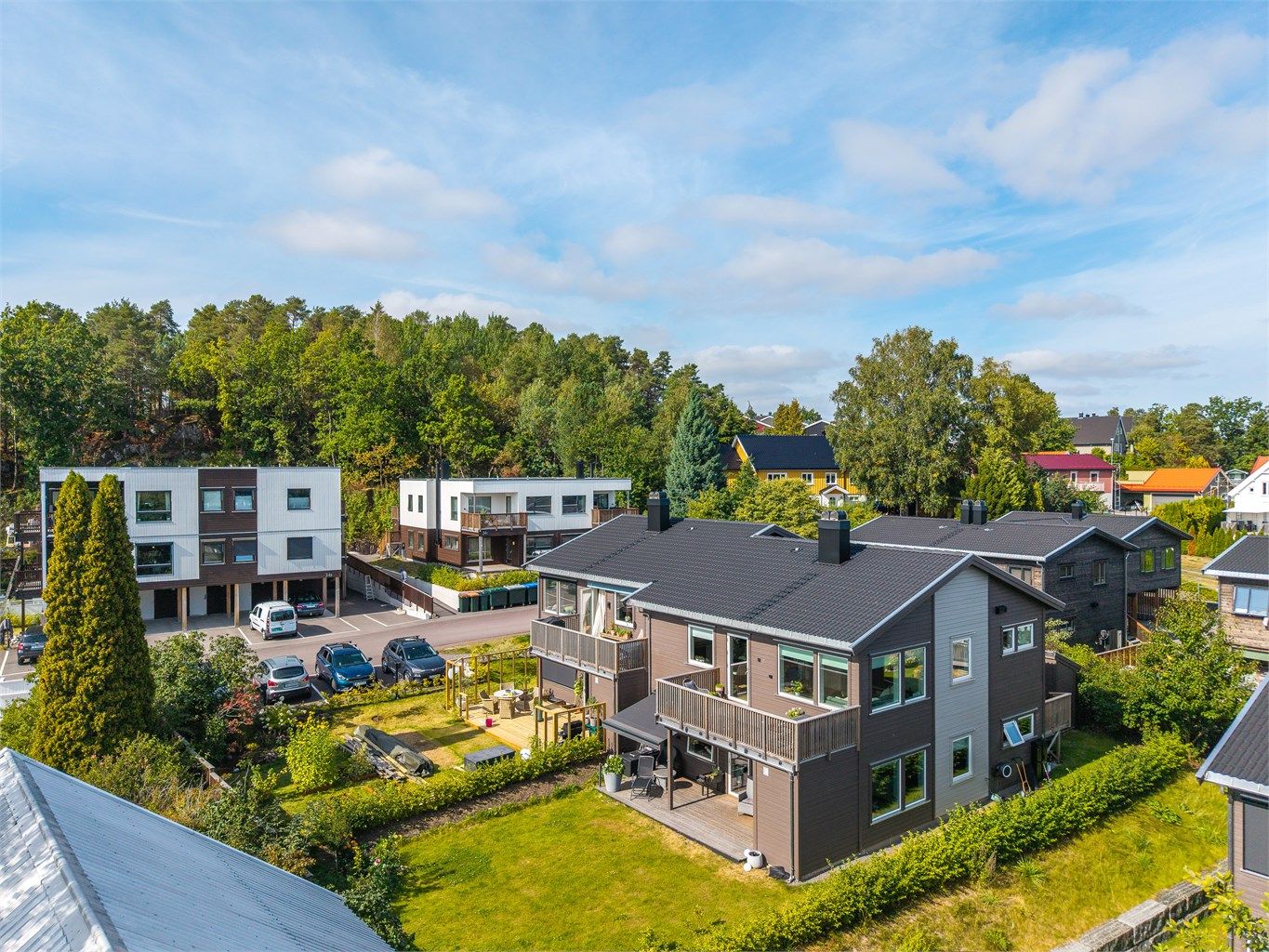 Leiligheten ligger i et etablert og barnevennlig boligområde på Presterød/Sande.