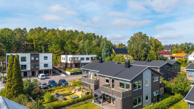 Leiligheten ligger i et etablert og barnevennlig boligområde på Presterød/Sande.