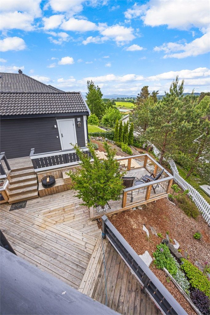 De mange terrassenivåene skaper et spennende og funksjonelt uterom.