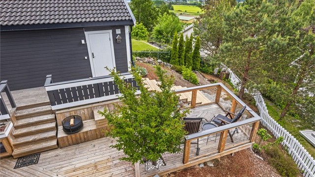 De mange terrassenivåene skaper et spennende og funksjonelt uterom.