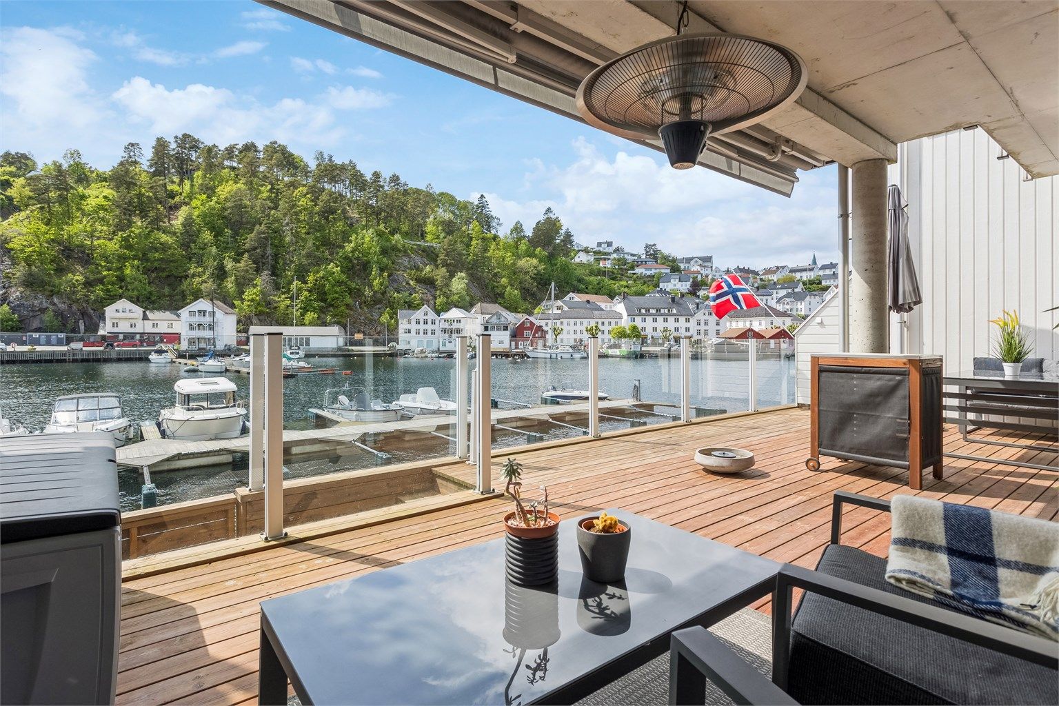 Nydelig uteplass med direkte adkomst til brygga