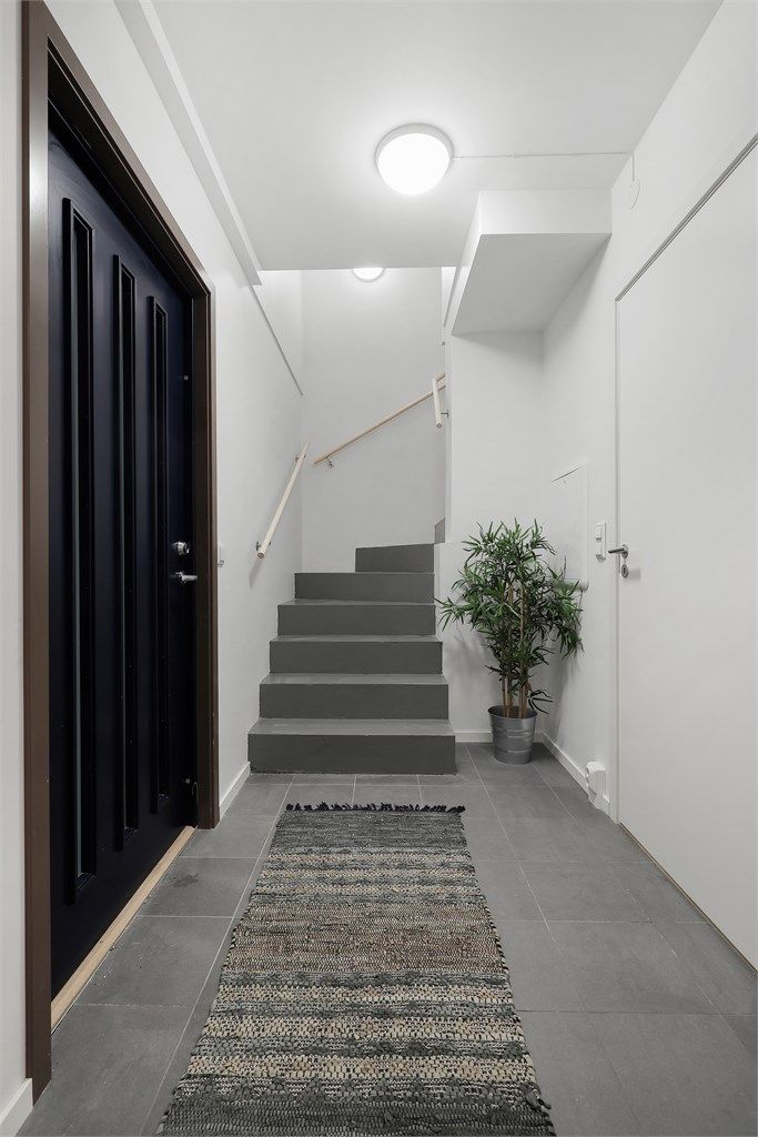 Innbydende gang med plass til å sette fra seg yttertøy. 