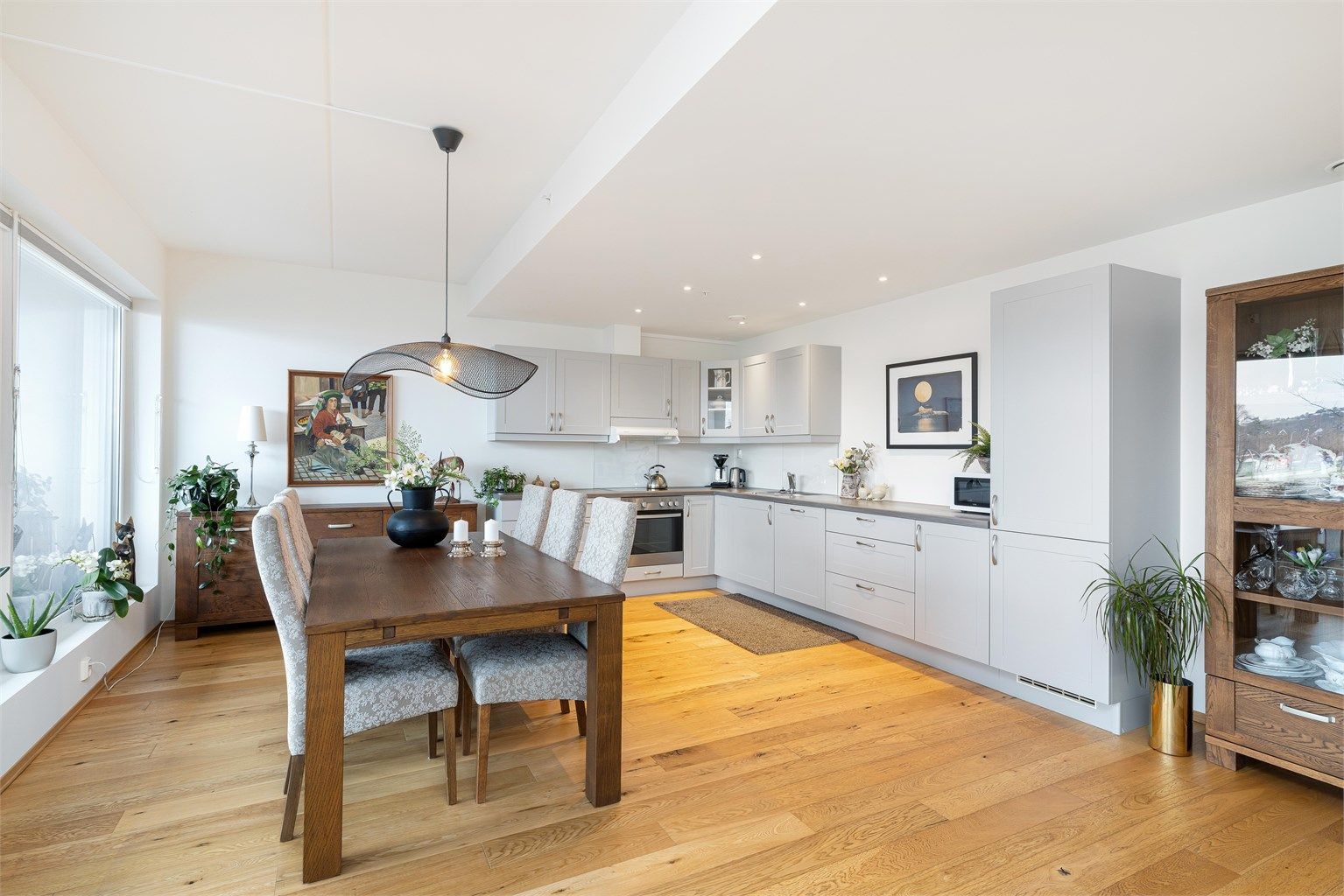 Stor stue og kjøkken med plass til langbord som kan by på hyggelige sammenkomster