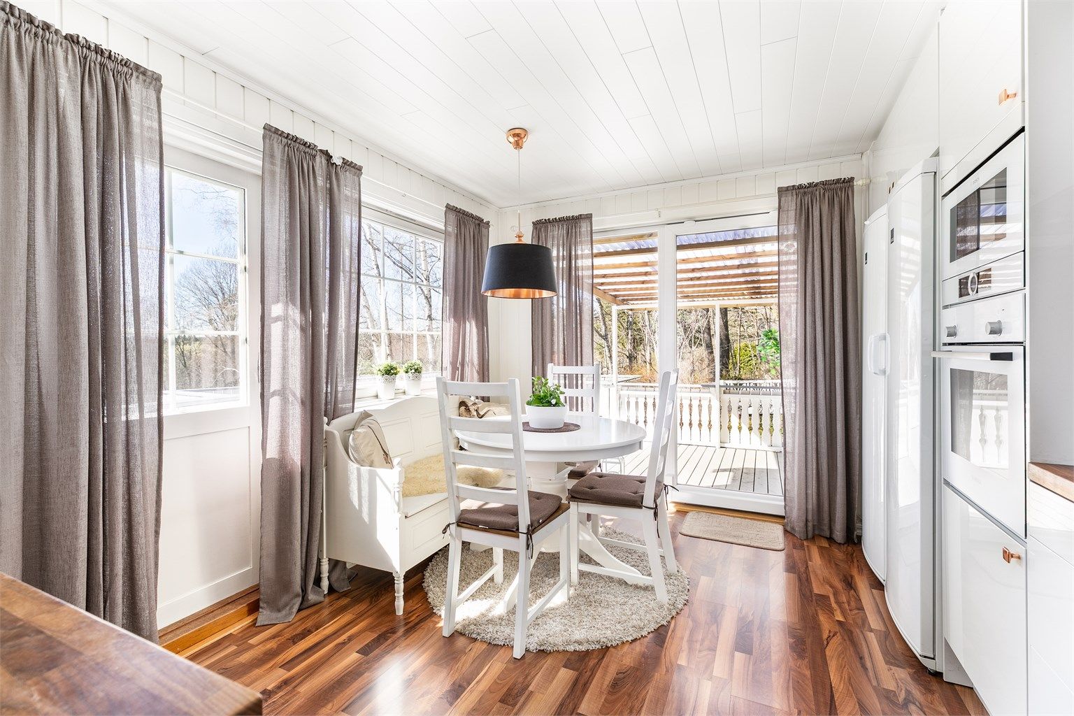 I hverdagen er kjøkkenet med spiseplass boligens kanskje mest naturlige samlingsrom for familien.