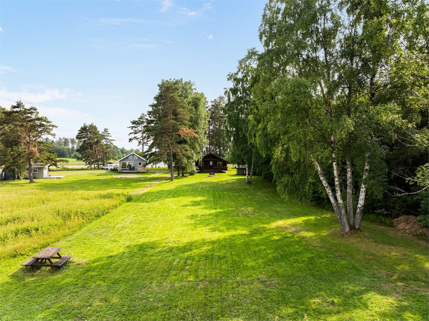 En svært idyllisk fritidseiendom på nordre Skjæløy med stor hage prydet av velvoksne løv- og nåletrær. Hagen er utvidet over tomtegrense.