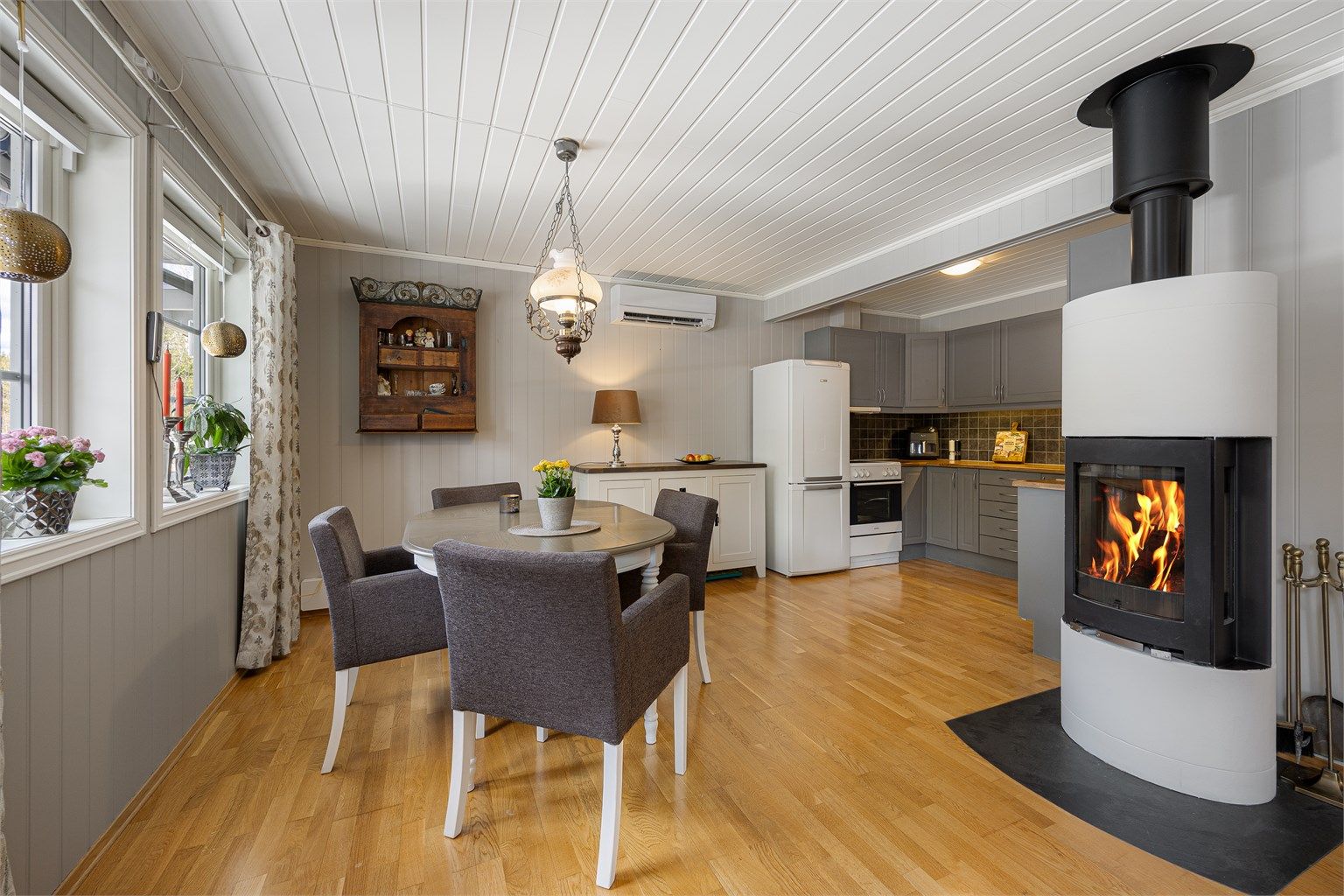 Den åpne løsningen mot kjøkkenet gjør det enkelt å være sosial med gjester under matlagingen.