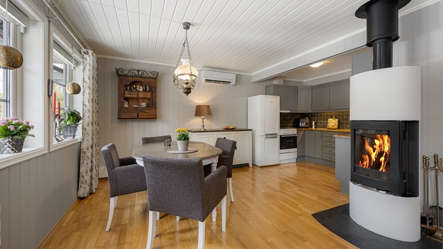 Den åpne løsningen mot kjøkkenet gjør det enkelt å være sosial med gjester under matlagingen.