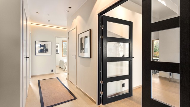 Entreen har glassdør inn mot stuen og innfelte downlights i himlingen.