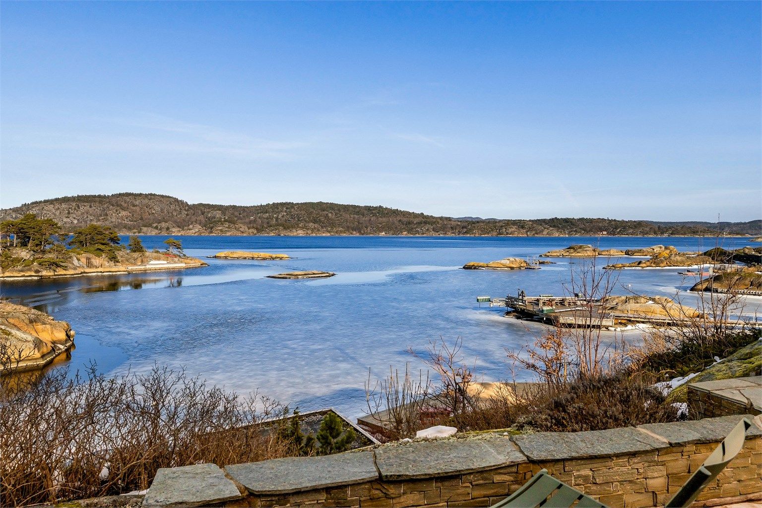 Fra terrassen er det fantastisk utsikt.