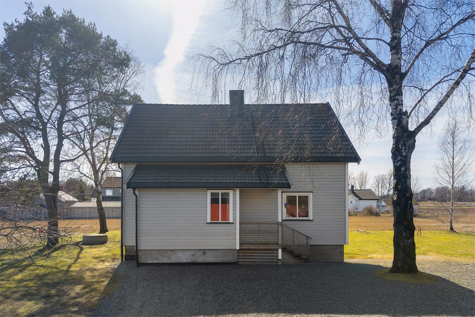 En vesentlig oppgradert enebolig med blant annet ny kledning og nytt tak fra 2016.