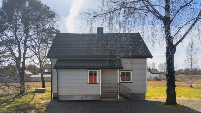En vesentlig oppgradert enebolig med blant annet ny kledning og nytt tak fra 2016.