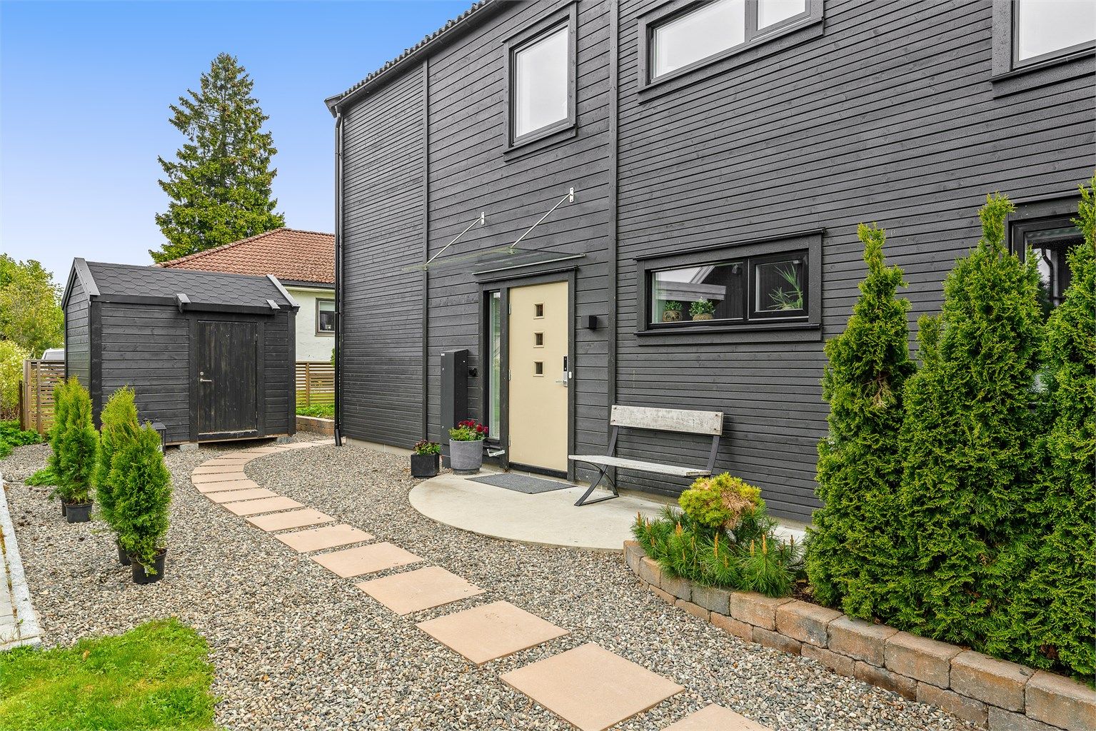 Stuen i 1. etasje ligger som et sosialt samlingspunkt for barnerommene, og kan by på ytterligere spillrom for familien