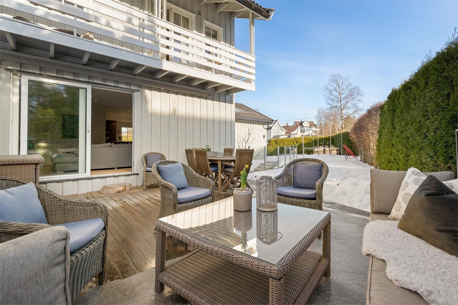 Boligen har nydelige uteplasser i alle etasjer