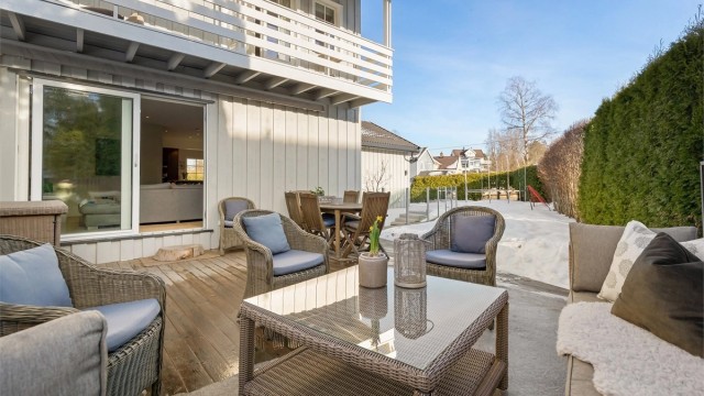 Boligen har nydelige uteplasser i alle etasjer