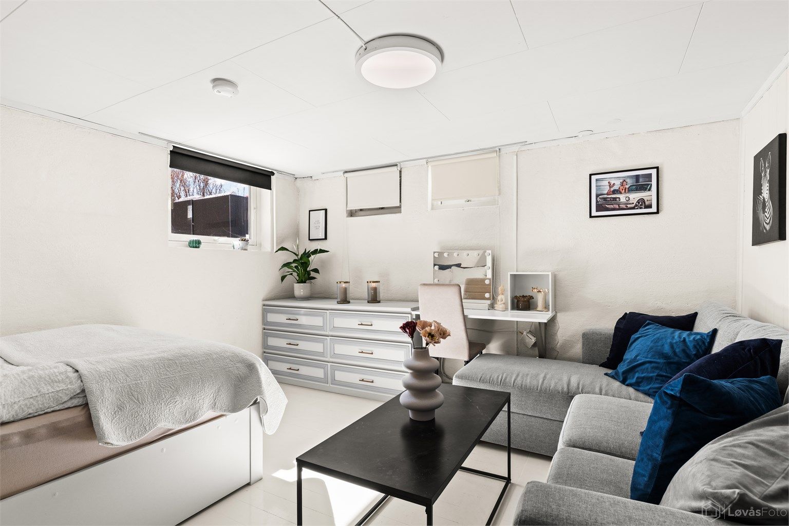 Rommet har parkett på gulvet og gir en fleksibel løsning for tenåringen, gjester eller som en ekstra stue.