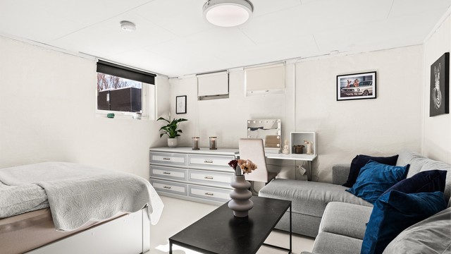 Rommet har parkett på gulvet og gir en fleksibel løsning for tenåringen, gjester eller som en ekstra stue.