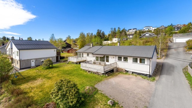 Velkommen til Utsiktsveien 30 A, en svært koselig og barnevennlig beliggende 1/2 part 2 manns bolig