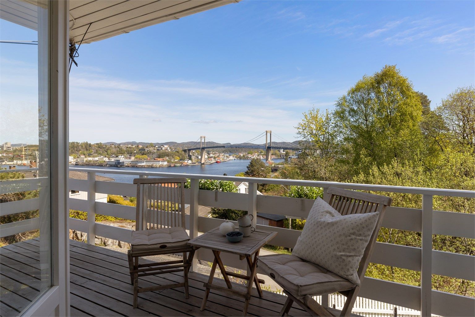 UNDER TAK. Med takoverbygg kan du sitte ute på verandaen uten å bekymre deg for væromslag.
