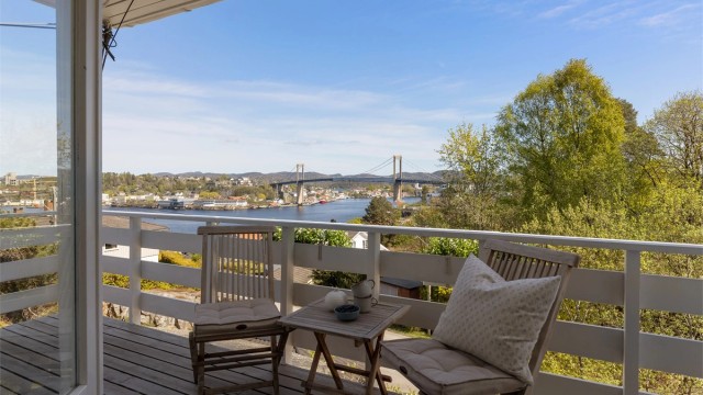 UNDER TAK. Med takoverbygg kan du sitte ute på verandaen uten å bekymre deg for væromslag.