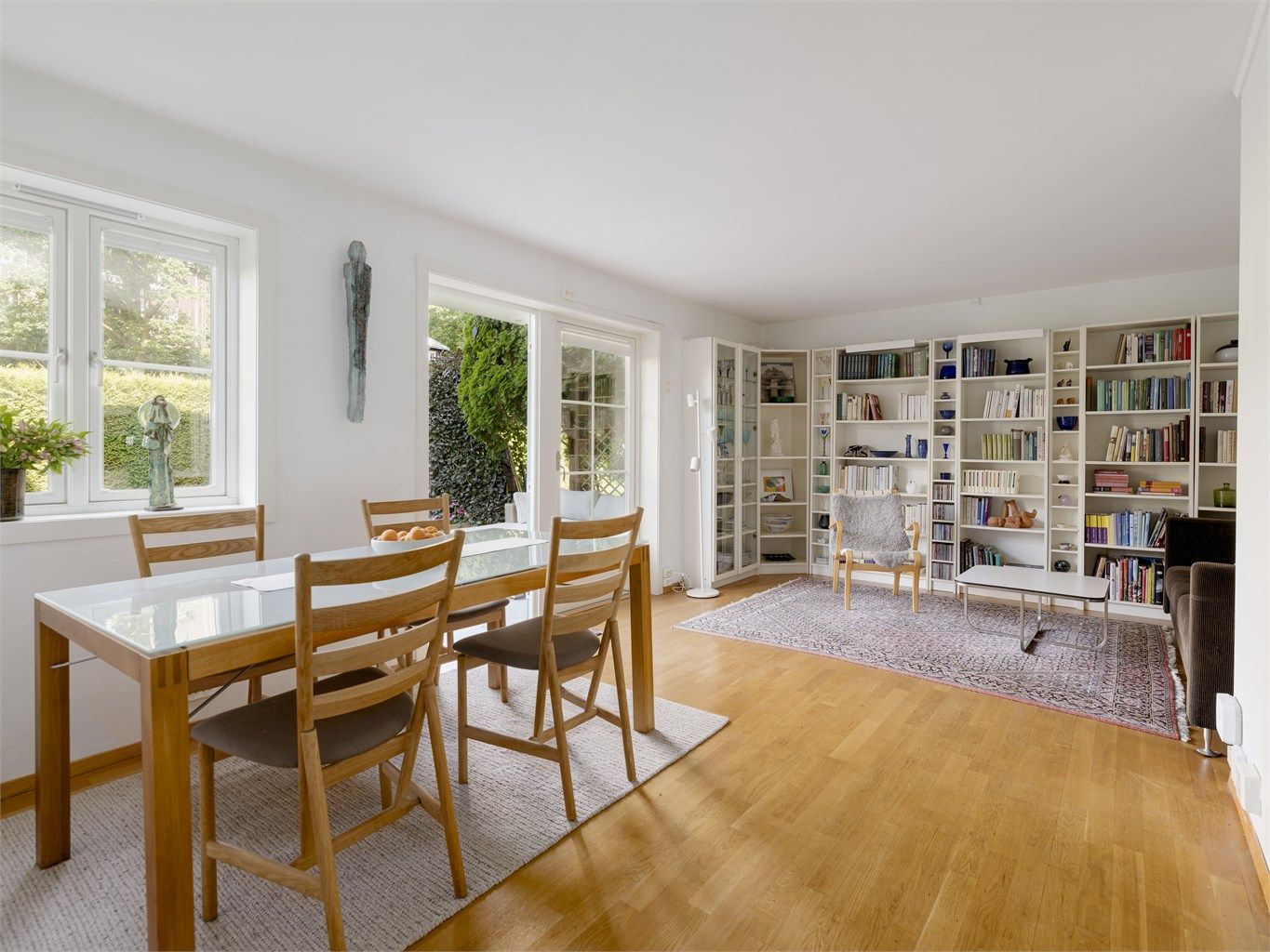 Denne endeleiligheten ligger på bakkeplan med en frodig og skjermet hage.