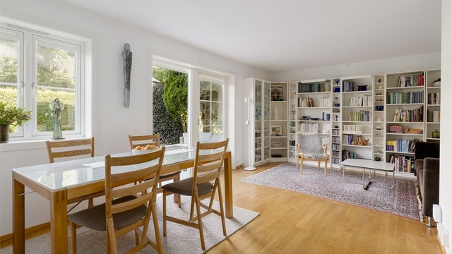 Denne endeleiligheten ligger på bakkeplan med en frodig og skjermet hage.