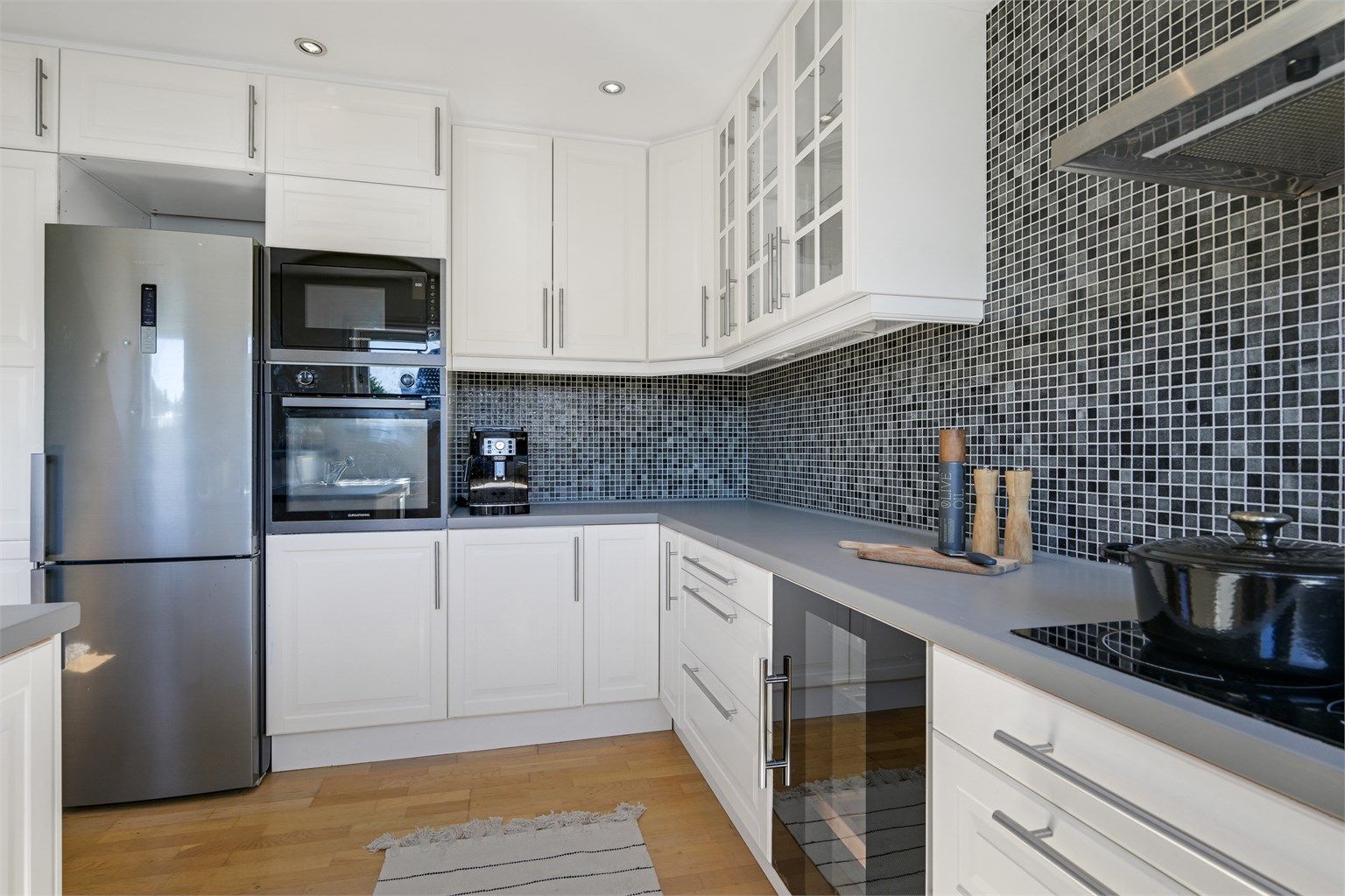 Det er lyst og utført i en gjennomgående helhetlig stil. 