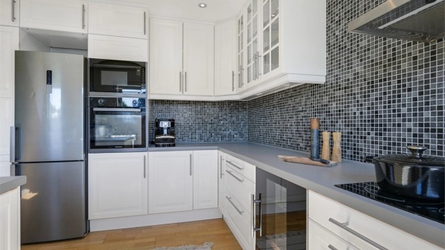 Det er lyst og utført i en gjennomgående helhetlig stil.