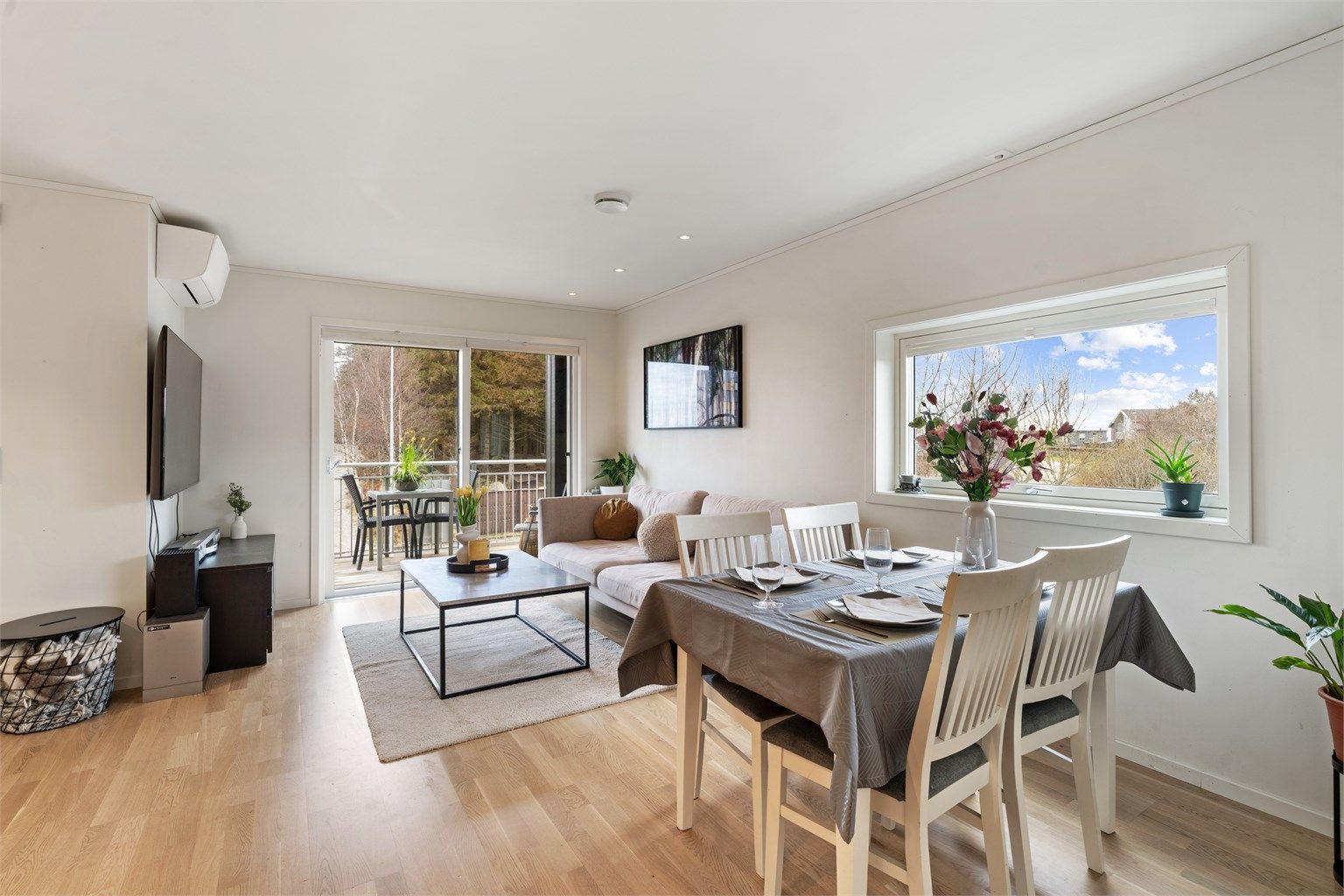 Boligen har en god planløsning og inneholder entré, stue/kjøkken, gang, bad, bod og 2 soverom.