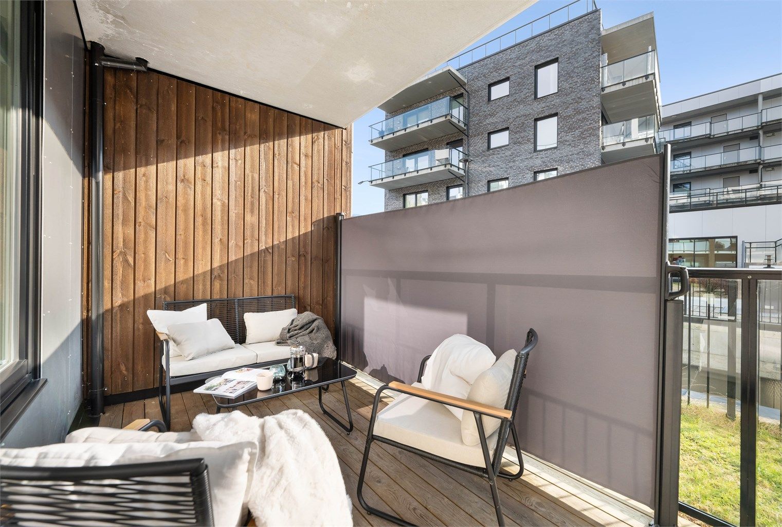 Det er også montert sidemarkise på terrassen for en enda lunere og skjermet terrasse